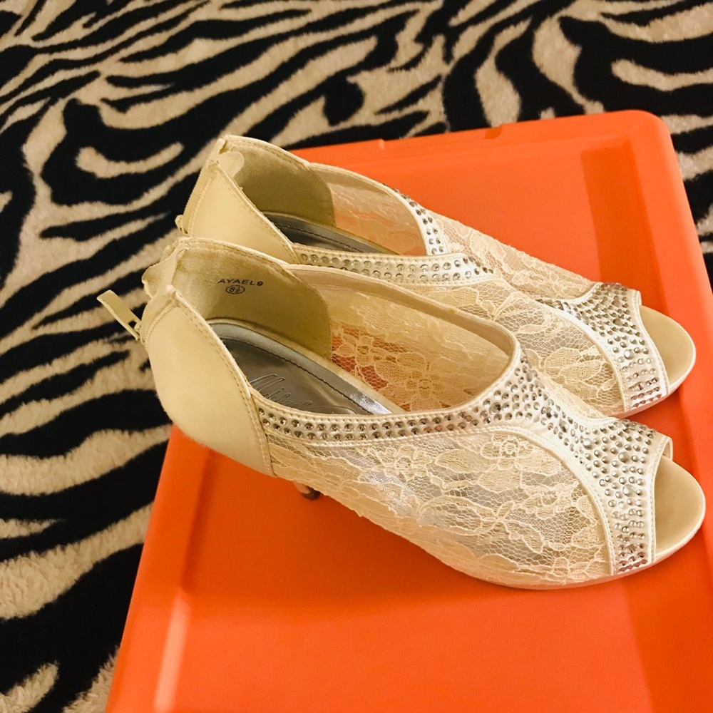 Off white floral lace 4” heal